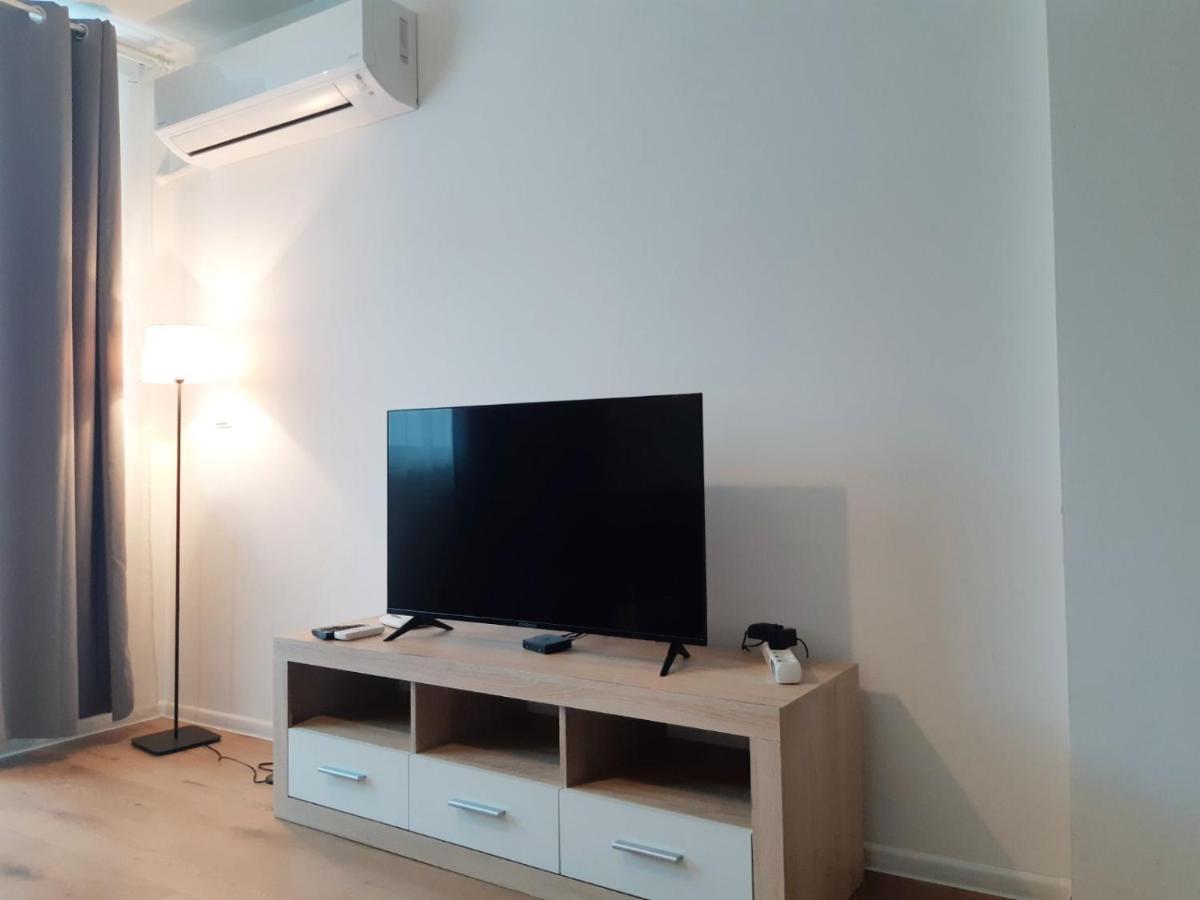 Huge Apartment With A Parking Space In The Same Building โซเฟีย ภายนอก รูปภาพ